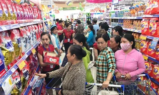 Cận tết, siêu thị ở TPHCM đông nghẹt người 