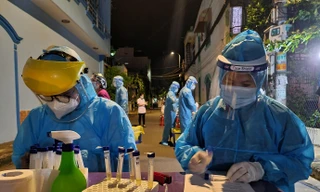 Nhân viên y tế lấy mẫu xét nghiệm trong khu vực phong tỏa khu dân cư Nam Long (ảnh: HCDC)