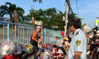 Người bán hàng rong ở cổng trường vội dọn hàng, ôm đồ chạy khi thấy đoàn kiểm tra