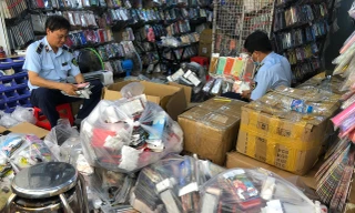 Nhiều cửa hàng kinh doanh phụ kiện điện thoại bị kiểm tra