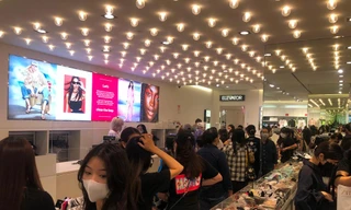 Hàng hóa khuyến mãi, khách vừa dạo chơi vừa mua sắm những ngày giáp Tết.