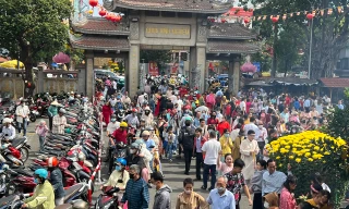 Đông nghịt người dân xếp hàng rung chuông xin vía Mùng 2 Tết