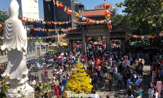 Mùng 1 tết, người dân tấp nập đi lễ chùa