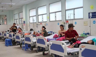 Bệnh nhi nằm điều trị tại bệnh viện quận Tân Phú