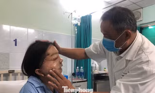 TS.BS Nguyễn Văn Thanh kiểm tra sức khỏe cho cô gái mang khối u 22 năm
