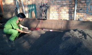 Bắt quả tang cơ sở trộn cà phê với lõi pin ở Đắk Nông