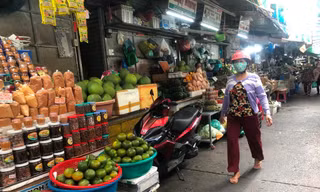 Thực phẩm nhảy giá, tiểu thương mỏi mắt ngóng khách