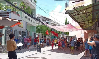 Người dân hẻm 80/12 vui mừng khi nhận được thông báo gỡ phong tỏa (ảnh: HCDC)