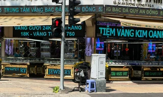 Cảnh đối nghịch bất ngờ tại các tiệm vàng TPHCM trước ngày Thần Tài