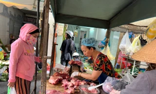 Nhiều bà nội trợ thay khẩu phần ăn gia đình từ khi heo tăng giá quá cao