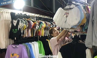 Đêm muộn, nhiều người tranh thủ săn hàng trước ngày "thứ Sáu đen tối"