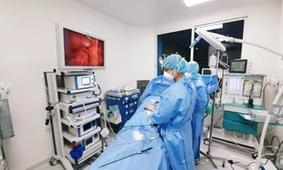 Bác sĩ Bệnh viện Nhi đồng Thành phố phẫu thuật nội soi cho bệnh nhi (ảnh: BVCC)