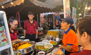 Mưa tầm tã, người dân vẫn chờ thưởng thức các món ngon phương Nam