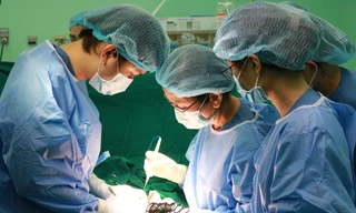 BS Kiều Dug và ê-kip thực hiện phẫu thuật cho chị Q. (ảnh: BVCC)