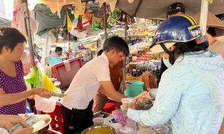 Người dân xếp hàng dài từ sáng sớm chờ mua heo, vịt quay cúng Tết Đoan Ngọ