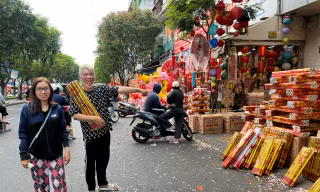 Chợ pháo hoa giấy lớn nhất TPHCM 'xả hàng' chờ khách đến phút chót