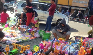 Đồ chơi trẻ em không rõ nguồn gốc trước cổng bệnh viện