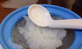 Tưởng bé ăn dặm hóc xương, bác sĩ gắp ra vật không ngờ
