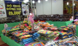 Đồ chơi không rõ nguồn gốc bày bán ở hội hoa xuân Tao Đàn