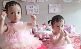 Trúc Nhi - Diệu Nhi xúng xính áo hồng trong ngày sinh nhật tròn 2 tuổi (nguồn: BVCC)