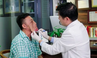 TS.BS Nguyễn Phan Tú Dung chuẩn bị trước khi phẫu thuật cho bệnh nhân Lê văn Mến