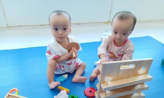 Dự kiến trong 2 tháng tới, cặp sonh Nhi có thể đứng vững và tập đi (ảnh:BVCC)