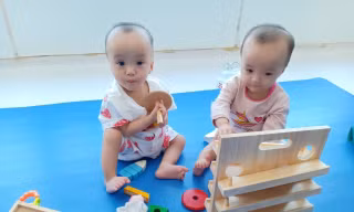 Dự kiến trong 2 tháng tới, cặp sonh Nhi có thể đứng vững và tập đi (ảnh:BVCC)