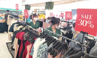 Hàng nghìn sản phẩm giảm 'sập sàn' giữa... bão giá