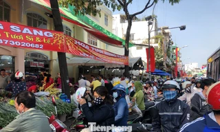 Khu vực chợ hoa Hồ Thị Kỷ gần như "vỡ trận" sáng 30 tết
