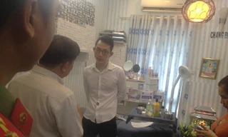 Đoàn kiểm tra liên ngành của Sở Y tế TPHCM đột nhập cơ sở làm đẹp chui
