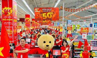 Siêu thị ngập sắc cờ đỏ sao vàng, cùng nhiều khuyến mại hút khách dịp lễ
