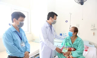 Giám đốc BV Chợ Rẫy tặng quà cho nữ bệnh nhân