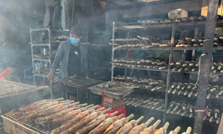 Phố 'cá lóc nướng' ở TPHCM nổi lửa xuyên đêm trước ngày vía Thần Tài