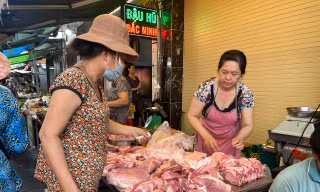 Thịt heo liên tục tăng giá, tiểu thương ngóng khách