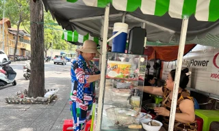 Hàng rong ở khu vực trung tâm TPHCM 'nhường' vỉa hè cho người đi bộ