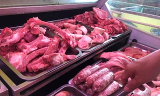 Heo đông lạnh nhập khẩu có giá rẻ hơn heo nóng trong nước đến 60.000 đồng/kg
