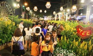 Đông đảo người dân Sài Gòn "check-in" hội chợ Phú Mỹ Hưng ngay ngày khai mạc