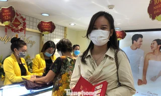 Nữ khách hàng vui vẻ khoe bộ sản phẩm mua trong ngày Thần tài với hy vọng may mắn suốt năm