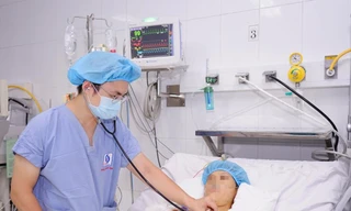 Bác sĩ khám cho bệnh nhân sau phẫu thuật