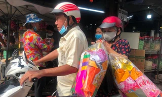 TPHCM: Nhộn nhịp mua vàng mã, đồ chay từ sáng sớm