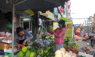 Hoa trái trước lễ Vu Lan đắt như tôm tươi, không đủ hàng để bán