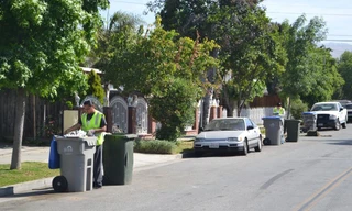 Nhân viên CWS kiểm tra và dán giấy thông báo từ chối thu gom rác nếu người dân phân loại không đúng rác tái chế