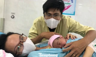 Niềm hạnh phúc vô bờ bến của gia đình trẻ ngay thời khắc giao thừa