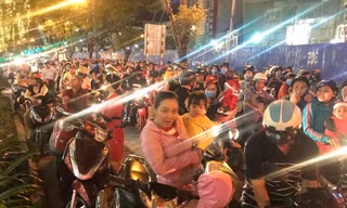 Nhiều phụ huynh đưa con dừng ngay bên đường chụp hình làm giao thông càng thêm hỗn loạn