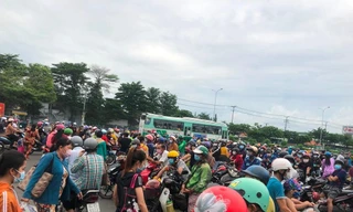 Sau khi có công nhân dương tính tại Công ty Pouyuen, nơi này đã bớt đông nghịt công nhân ra về trong giờ tan ca. Tuy nhiên do lượng công nhân lớn nên vẫn không tránh khỏi việc tập trung đông người.