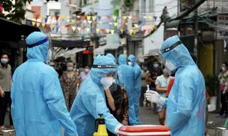 Lấy mẫu xét nghiệm COVID-19 tại TPHCM (ảnh:HCDC)