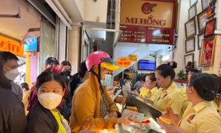 Giá vàng lên cao vút, vẫn 'tay xách nách mang' cầm tiền đi chốt đơn
