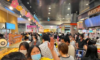 Hàng quán TPHCM chật kín ngày cuối nghỉ Tết Dương lịch 2023