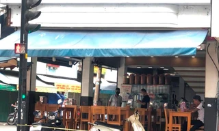 Một quán ăn vắng hoe khách ngày cuối tuần