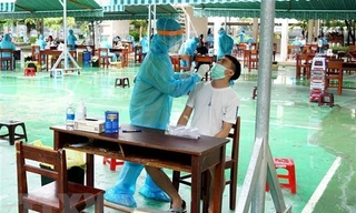 Lấy mẫu xét nghiệm COVID-19 (ảnh: TTBC)